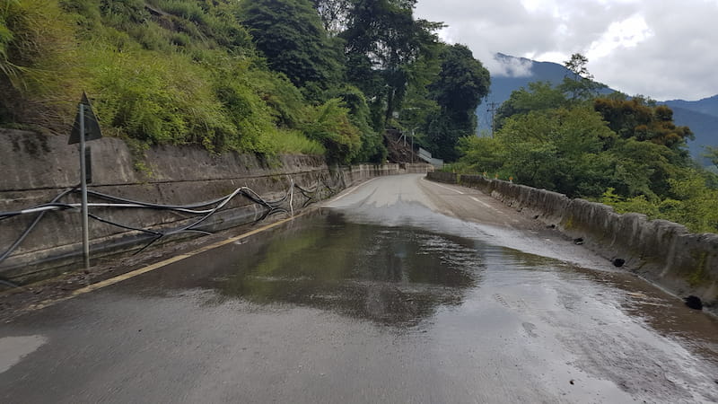 山路水灘