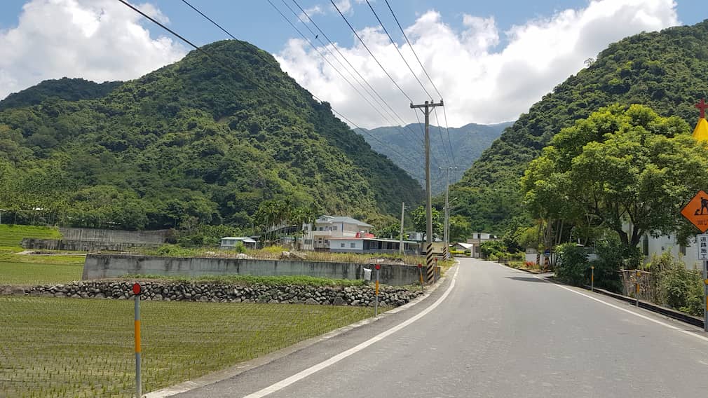 群山環繞村落