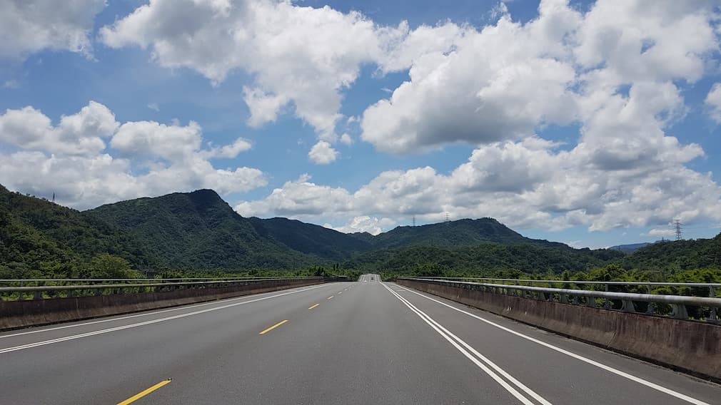 公路上漂浮著積雲