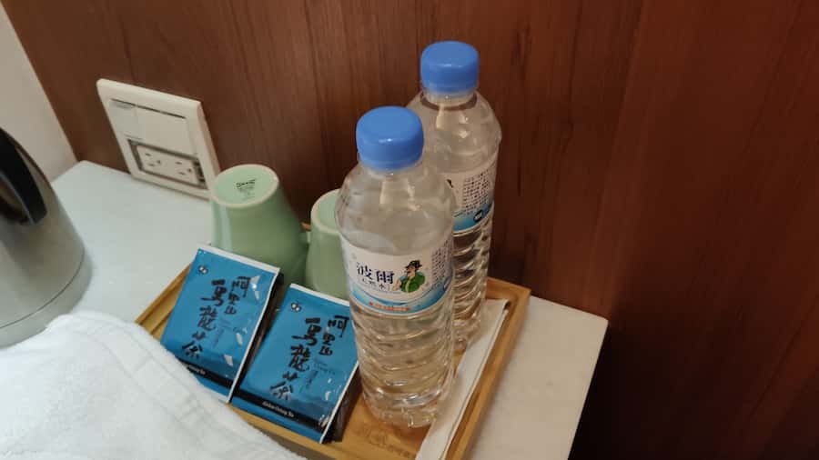 提供礦泉水和茶包