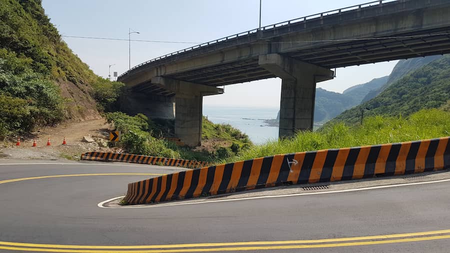 蜿蜒山路小徑