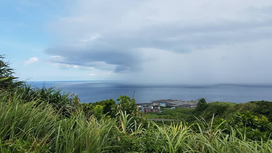 一大片雨雲,快溜