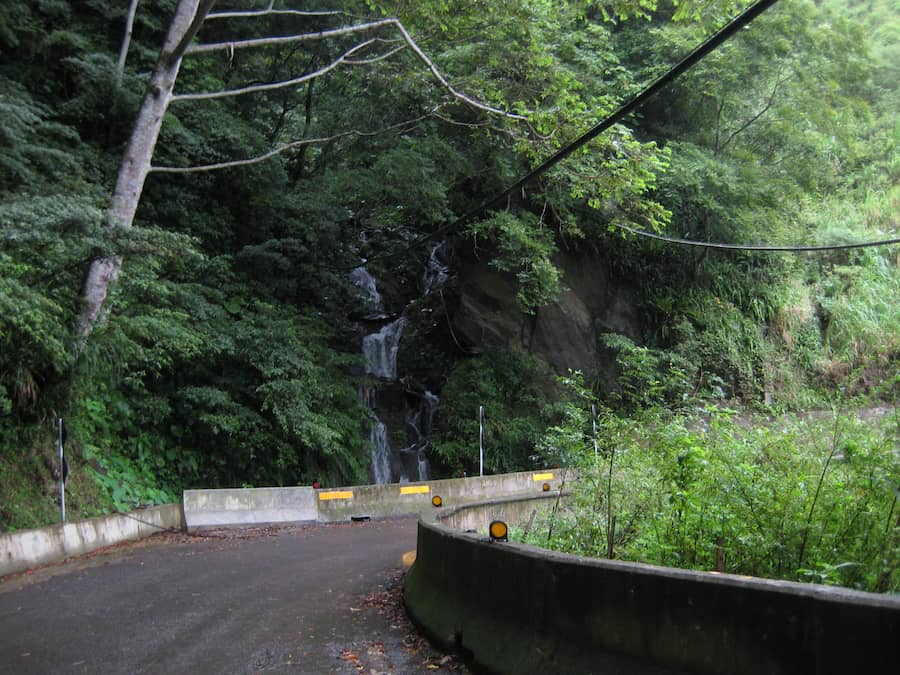 山路旁的迷你流水